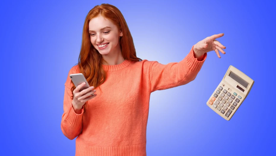 Nő okostelefonnal, eldobott számológéppel – e-pénztárgép